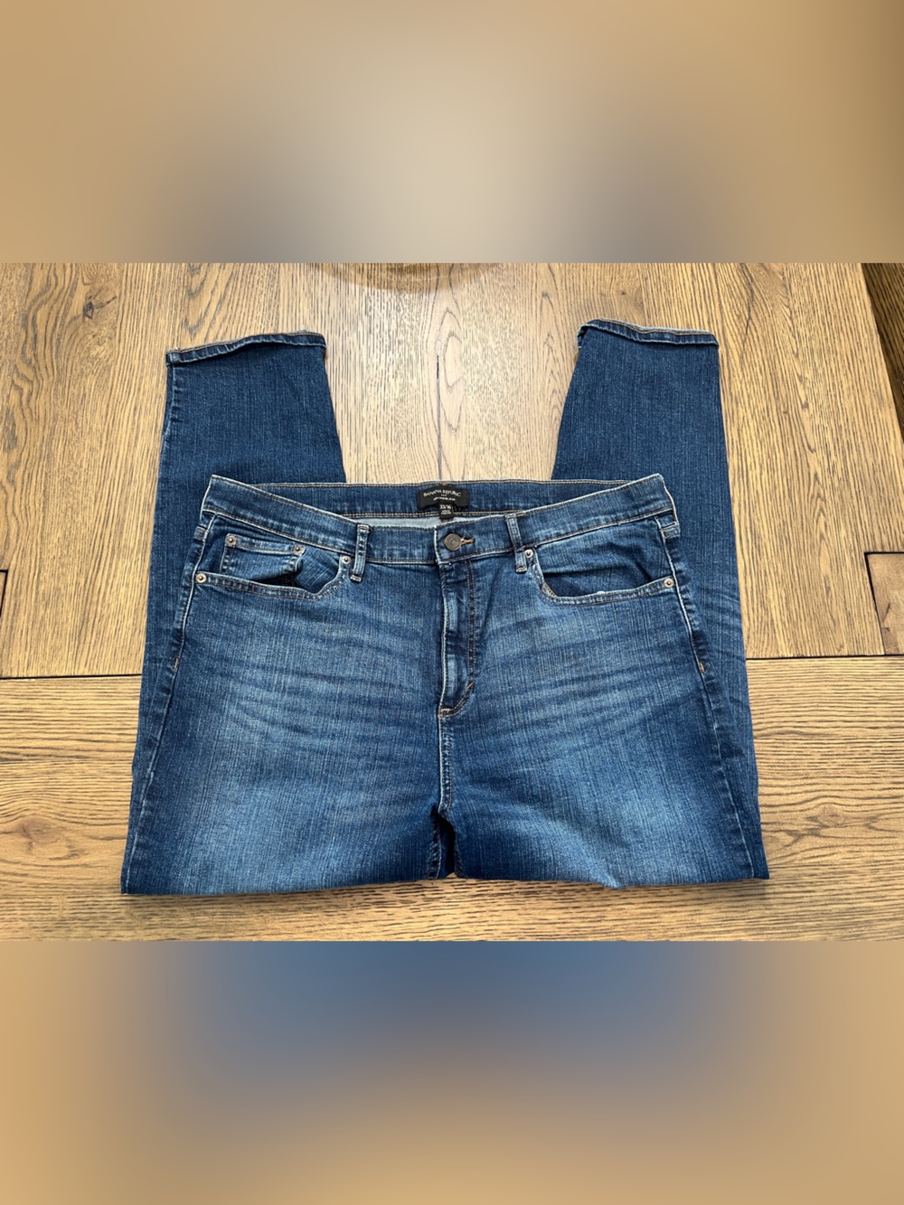 Like new! Women’s Banana Republic Factory Blue Girlfriend jeans - 33/16.